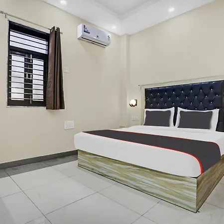 Collection O Metro View Ashok Vihar Near Shalimar Bagh Metro Station Hotel